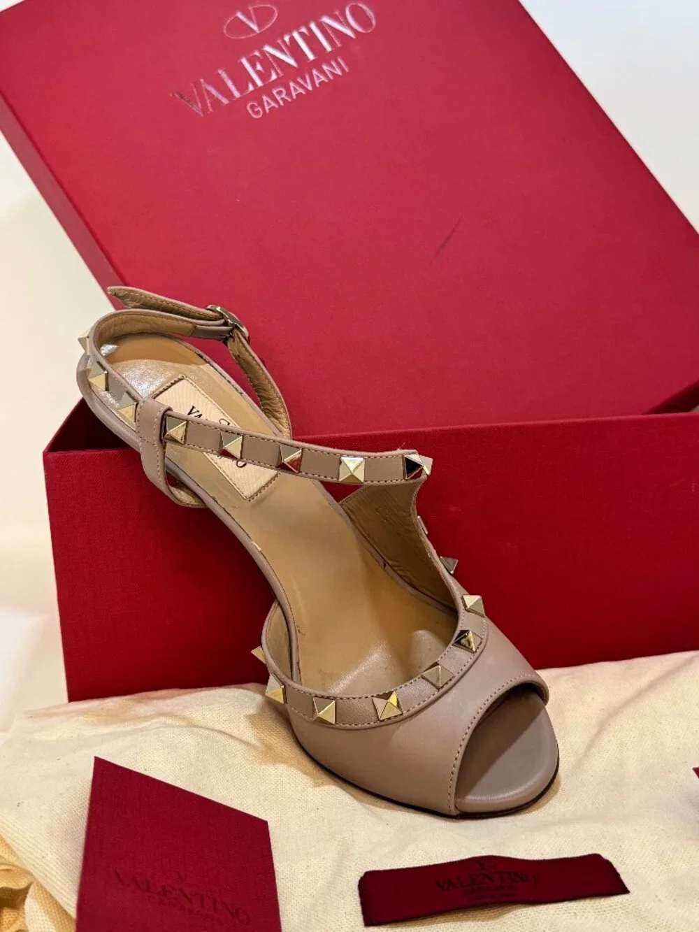 Valentino Garavani Rockstud T-Strap Leather Heels 36 Poudre Nude Gold Studs